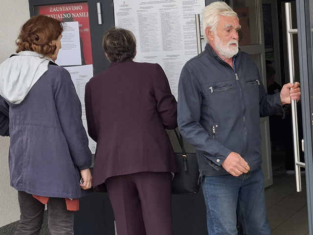 Bilo nam je zabranjeno snimanje na glasačkom mjestu u Domu zdravlja, pa objavljujemo sliku ljudi sa ulice/Snimio Marko Čuljat Lika press Gospić                                                                                                           